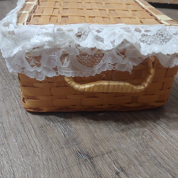 Sewing basket plus pin cushions. - Picture 8 of 16